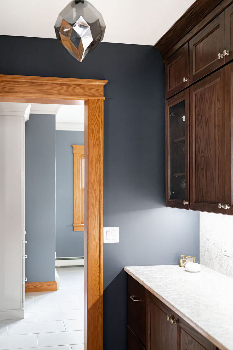 traditional-elegant-butlers-pantry