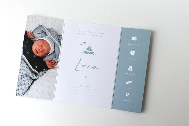 Lichtblauw-geboortekaartje-drieluik-Luca-met-zilverfolie-bootje