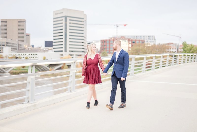 downtown-columbus-ohio-fall-engagement-photos-at-the-scioto-mile_1138