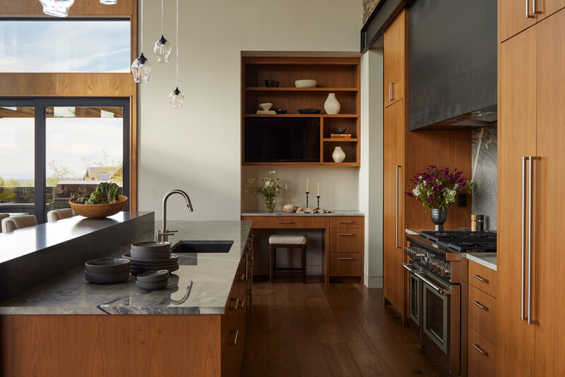 mountain-modern-kitchen-white-oak-steel-slab-backsplash