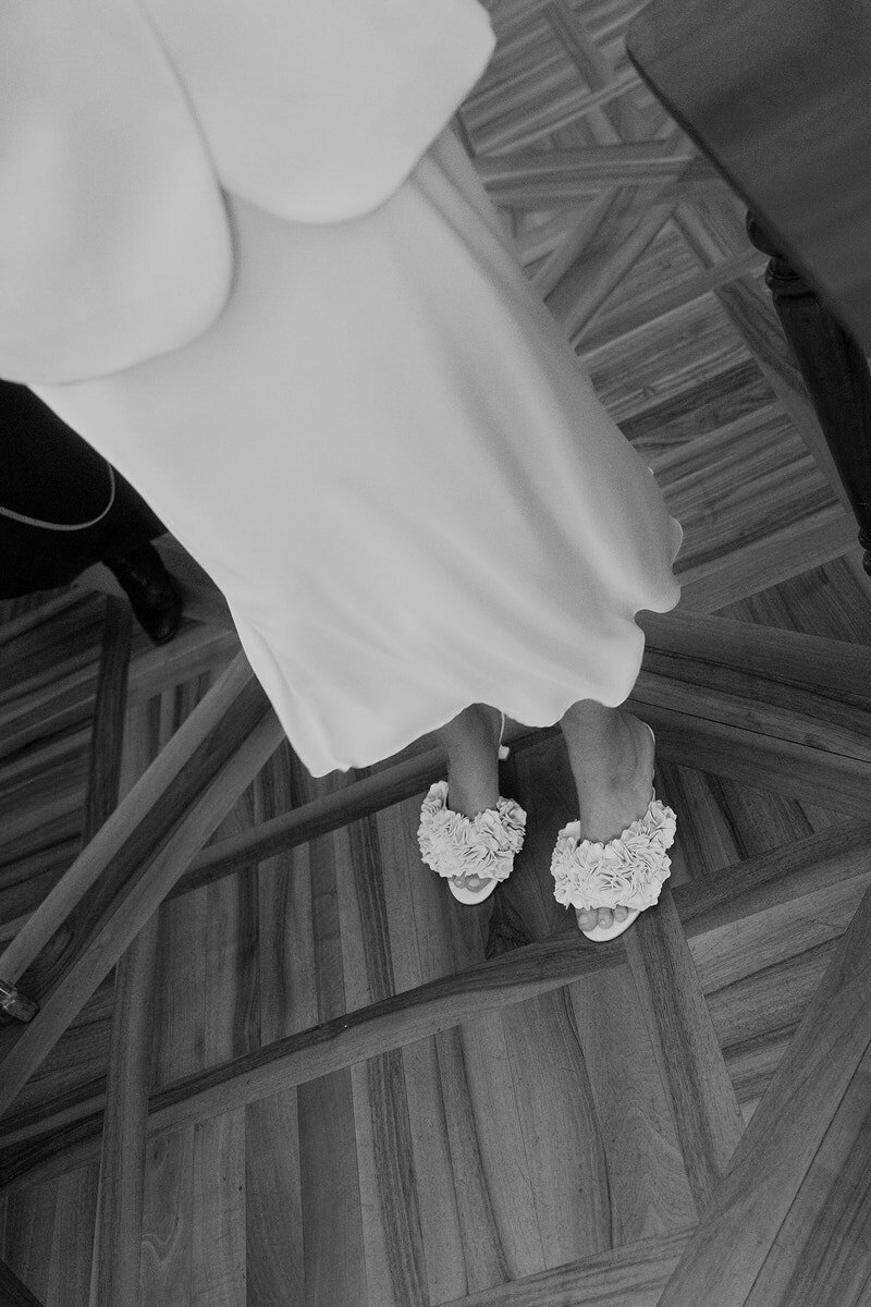 wedding-bride-getting-ready-shoes-detail-laurianevega