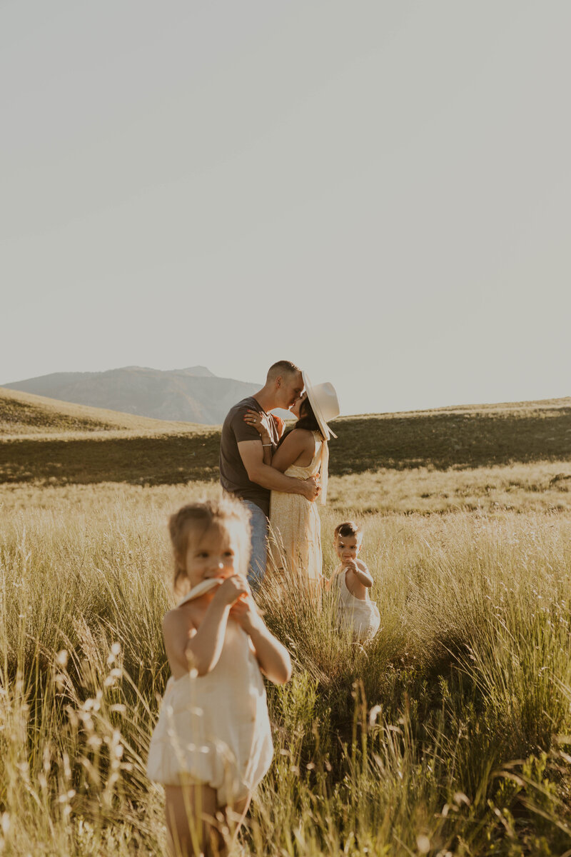Warm Crested Butte Colorado Family Session  in the Mountains - Olivia Elaine Photography - Colorado Wedding & Elopement Photographer