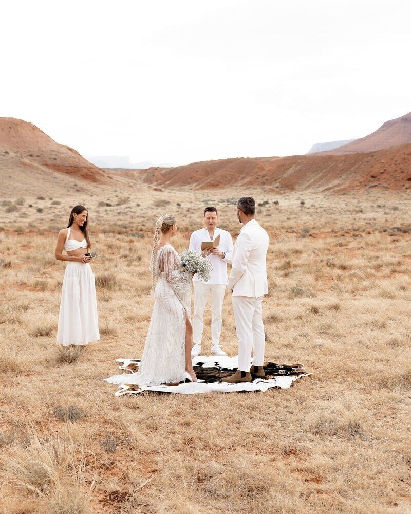 Elopement ceremony with four people in moab. 