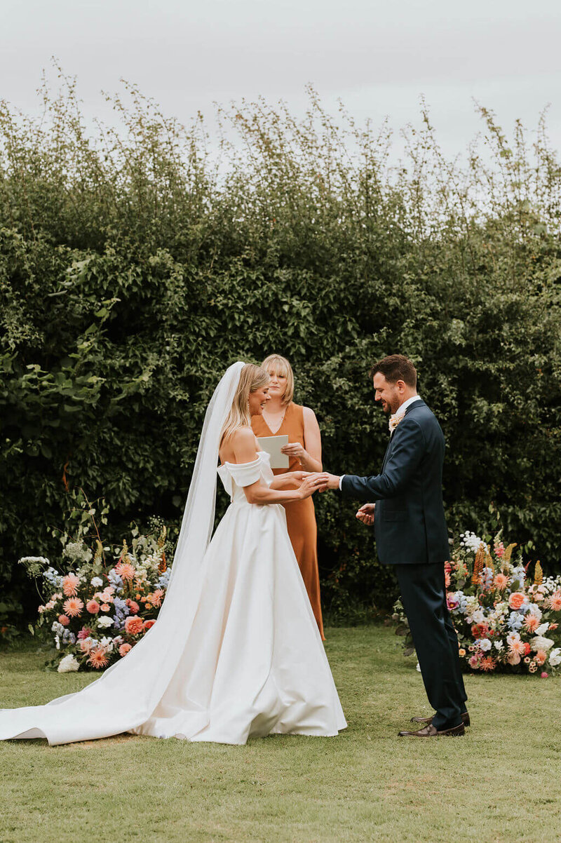 BRIDE AND GROOM OUTDOOR CEREMONY AT BROADFIELD COURT