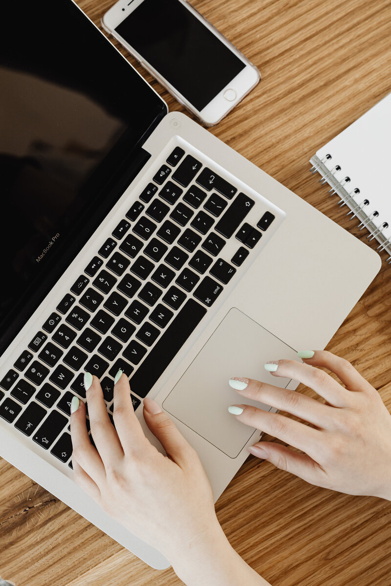 Learn how to make your content work for you using bold, scroll-stopping templates that convert. Less stress, more clicks, more clients.