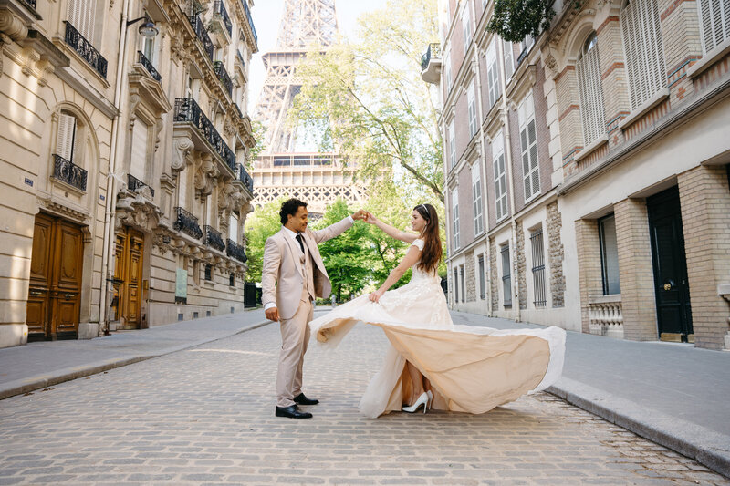 Couple eloping in Paris by the Eiffel Tower