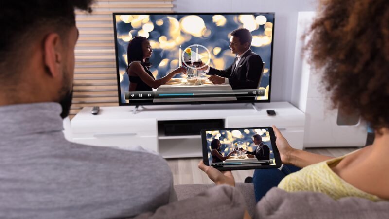 par-sitter-framför-tv