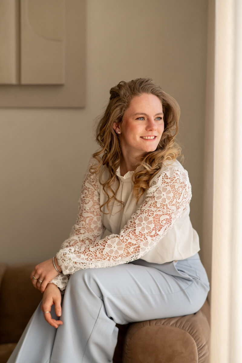 Woonkamer setting in Studio Laurant, ontworpen door Juliette Fotografie, met stijlvolle decoratie en sfeervolle verlichting, perfect voor het creëren van warme en uitnodigende foto's.