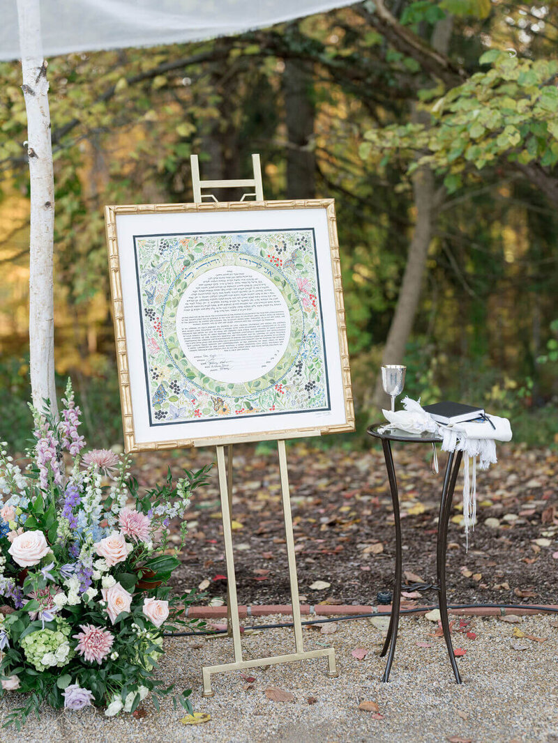 36.jewish-wedding-ketubah-display-luxury-decor-poeme.