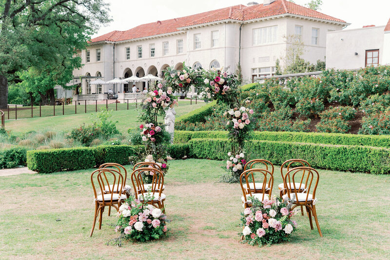 Commodore Perry Estate wedding with Bride wearing monique lhuillier