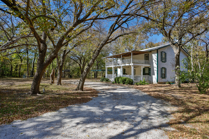 Texas home with large backyard for sale in Grodonville Texas