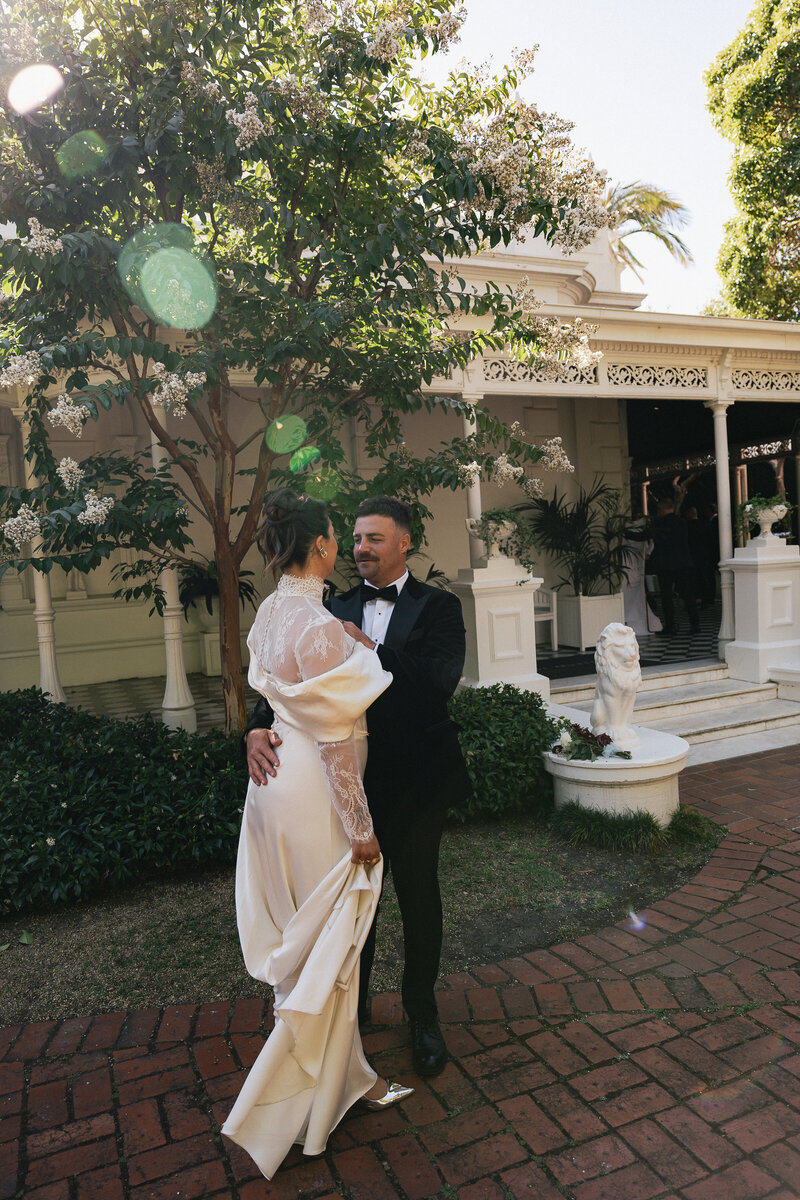 couple kissing at wedding venue