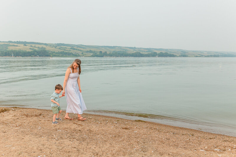 2024 krystal-moore-photography-buffalo-pound-beach-mini-mom-and-son-15
