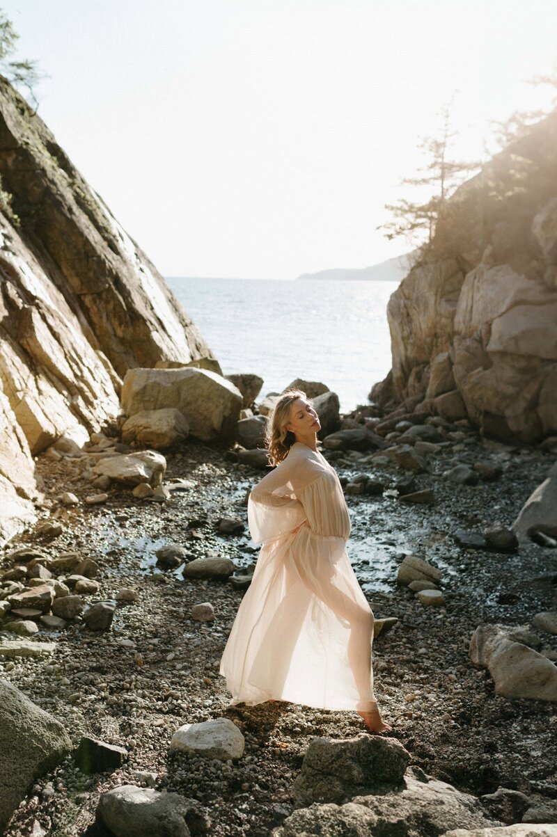 beach maternity photography session vancouver