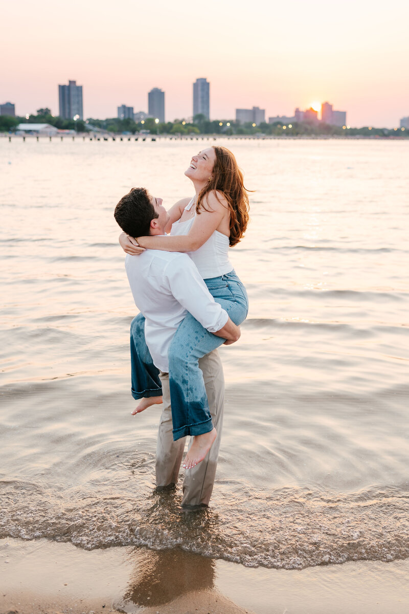 janna&lucas-sneaks-chicago-north-ave-beach-engagement-photography-thewildphern-5