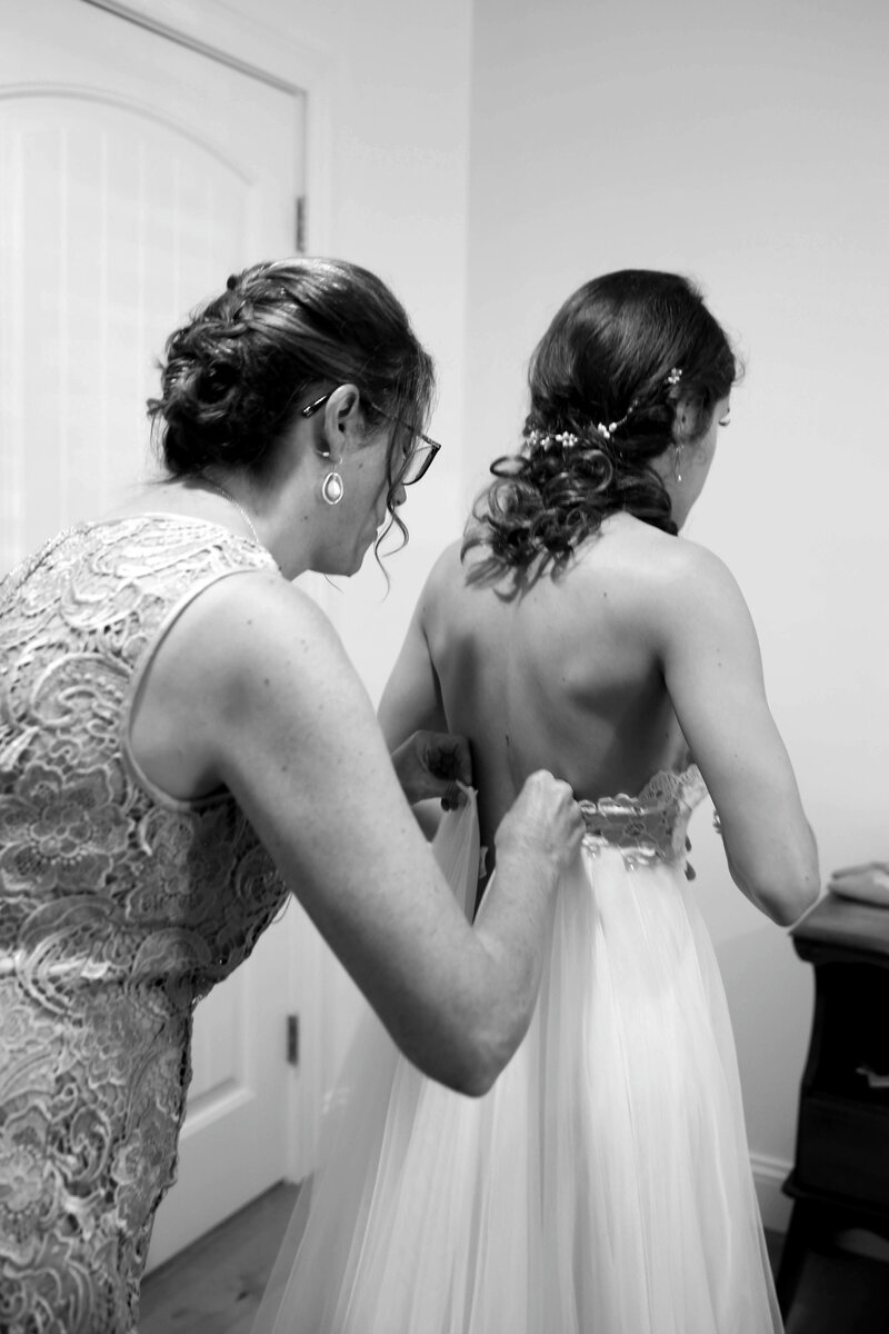 Bride's Mom helping Bride zip up Wedding dress | Wedding Photography