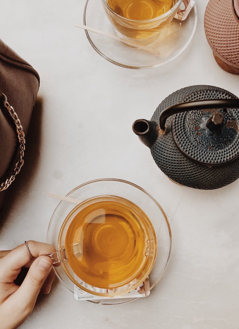 Thé dans une tasse transparente