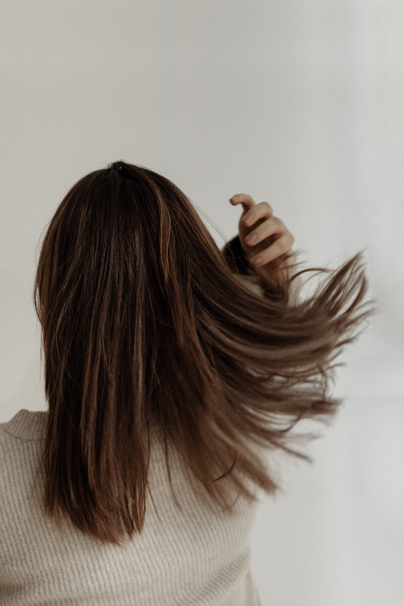 kaboompics_the-back-of-a-young-woman-medium-length-brown-straight-hair-29182