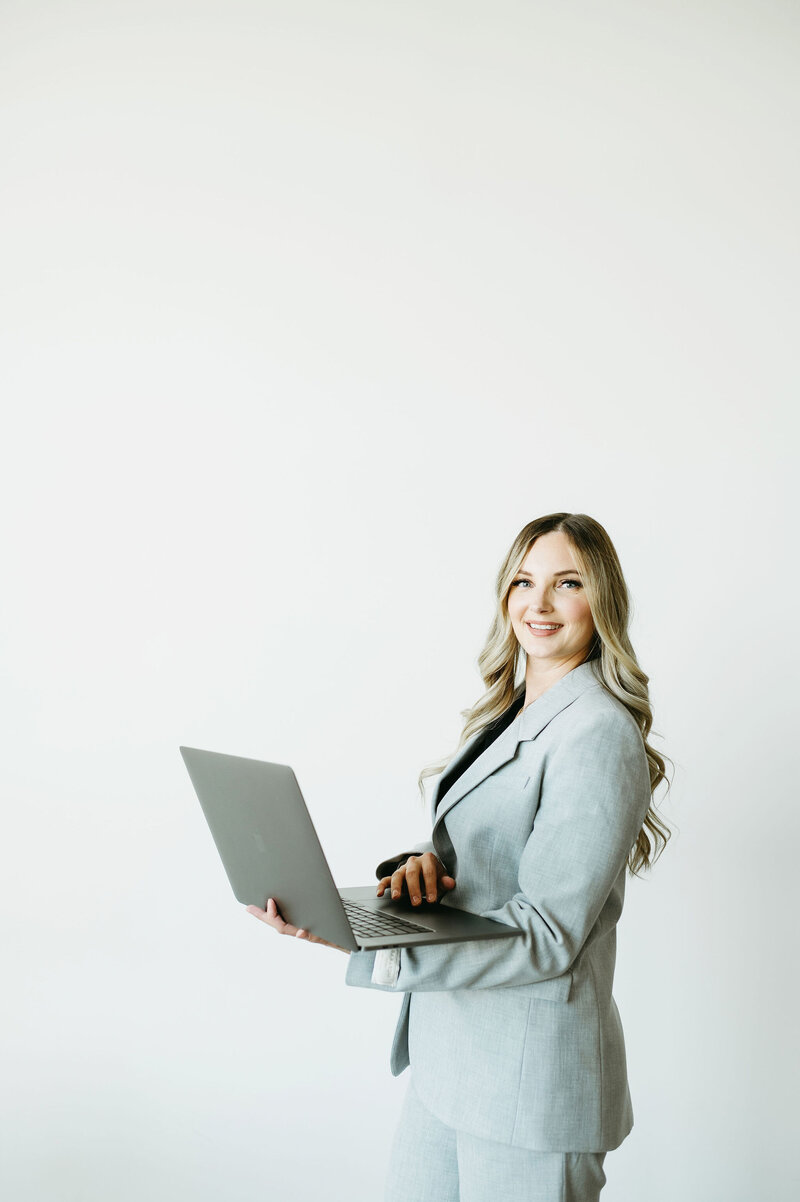 Karly Whitaker, HoneyBook Consultant offering support sessions to creative service providers.