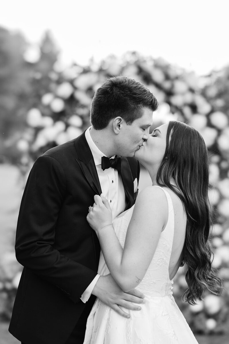 bride-groom-kiss-wadsworth-mansion