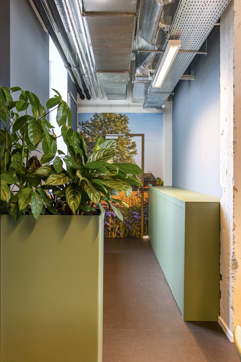 Printerhoek met fotobehang en beplanting