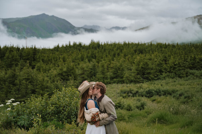 elopement couple kissing