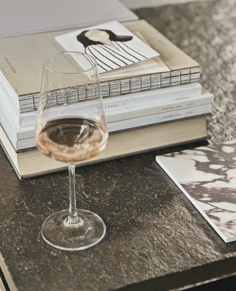 Stapel boeken en kunst lady in stripes mydeerartshop