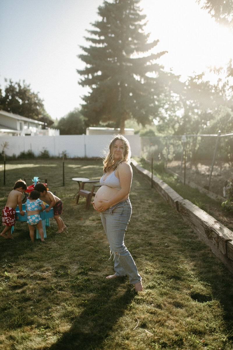 Maternity Photoshoot in the summer in the backyard in spokane wa