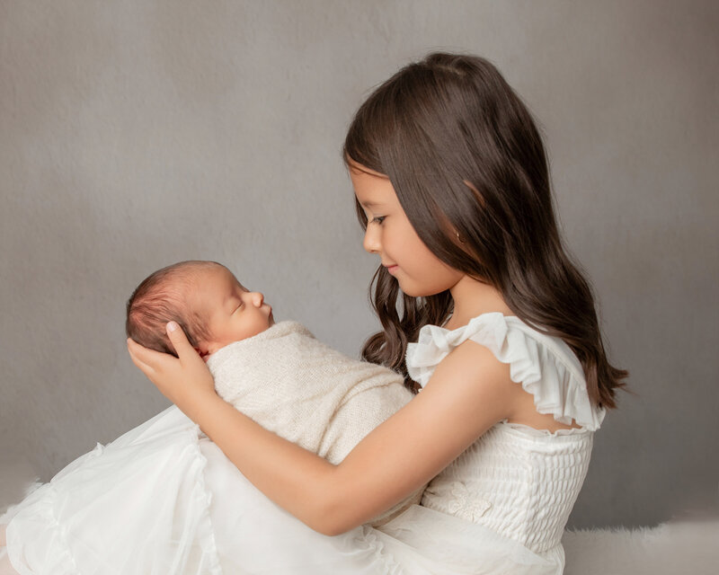 newborn-sibling-poses