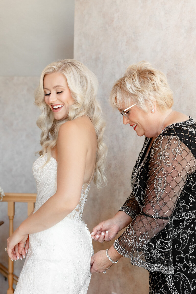 Indiana_Michigan_Wedding Planner_Lizton_Lizton Lodge_Getting Ready_Bridal Fashion_Mom