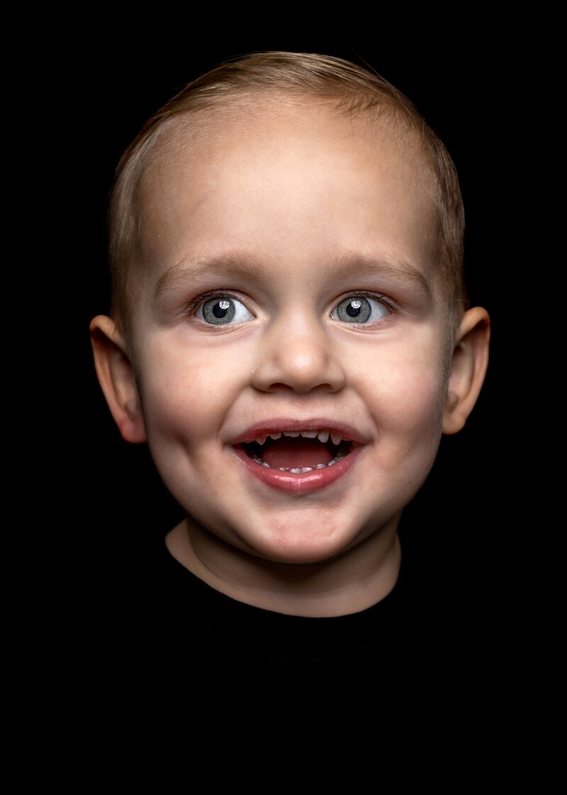 kind portret zwarte achtergrond
