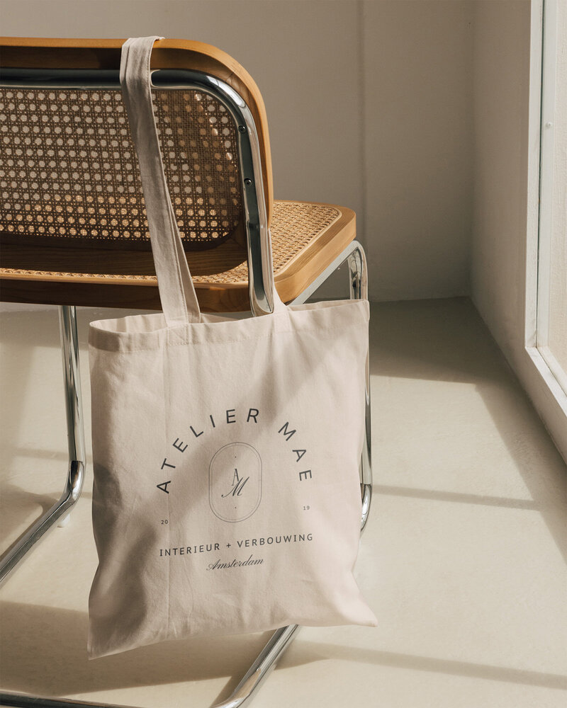 Atelier Mae katoenen totebag met logo op designstoel