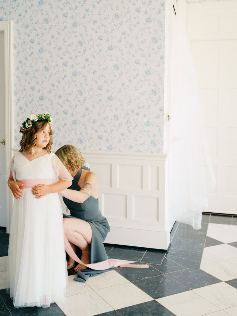Getting_ready_portraits_editorial_wedding_photographer_Josie_V_Photography-19