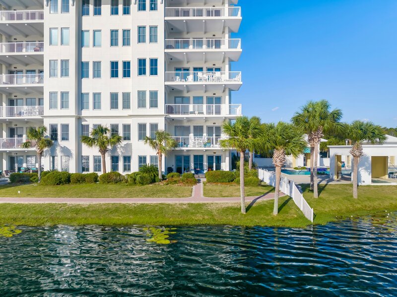 32-web-or-mls-118 Carillon Market St 102-7