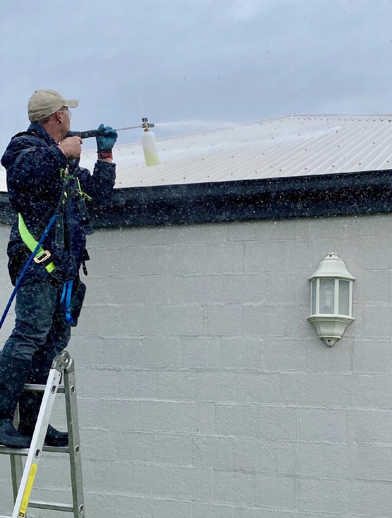 roof pressure washing in brisbane