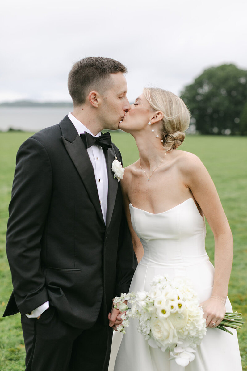 bride-groom-kiss-rhode-island