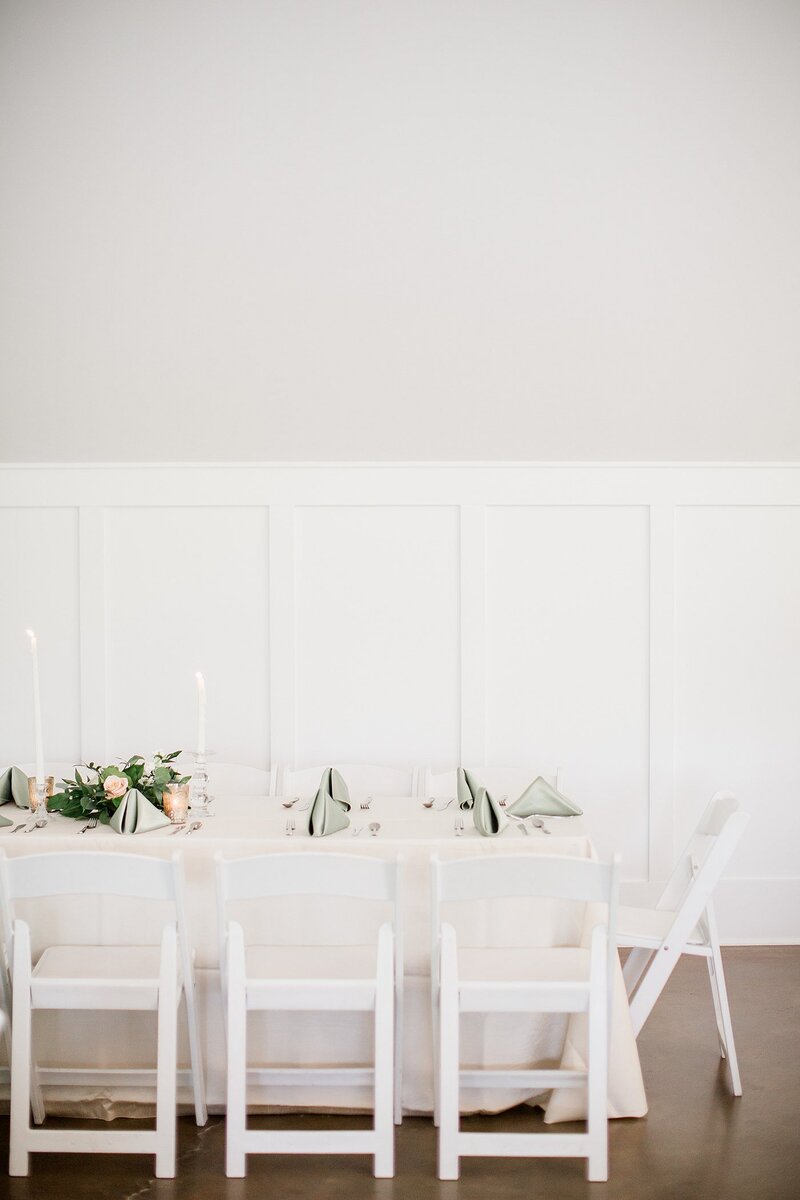 white linen tablecloth by Knoxville Wedding Photographer, Amanda May Photos