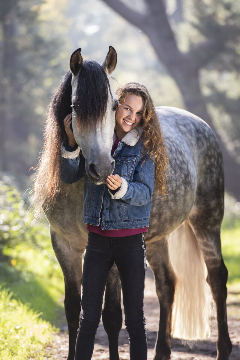 Meisje met paard in het bos