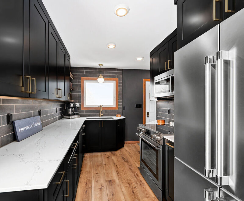 black-moody-kitchen-design-02