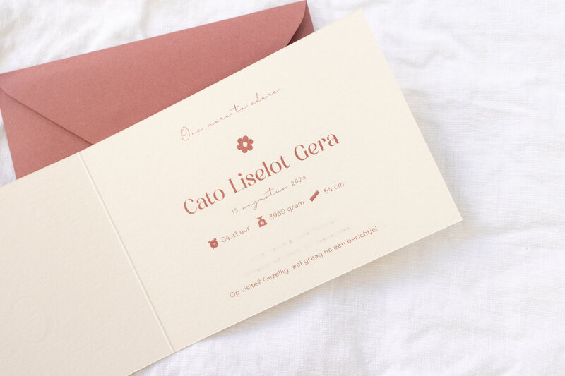 Letterpress-geboortekaartje-Cato-in-roze-met-bloemetje-20