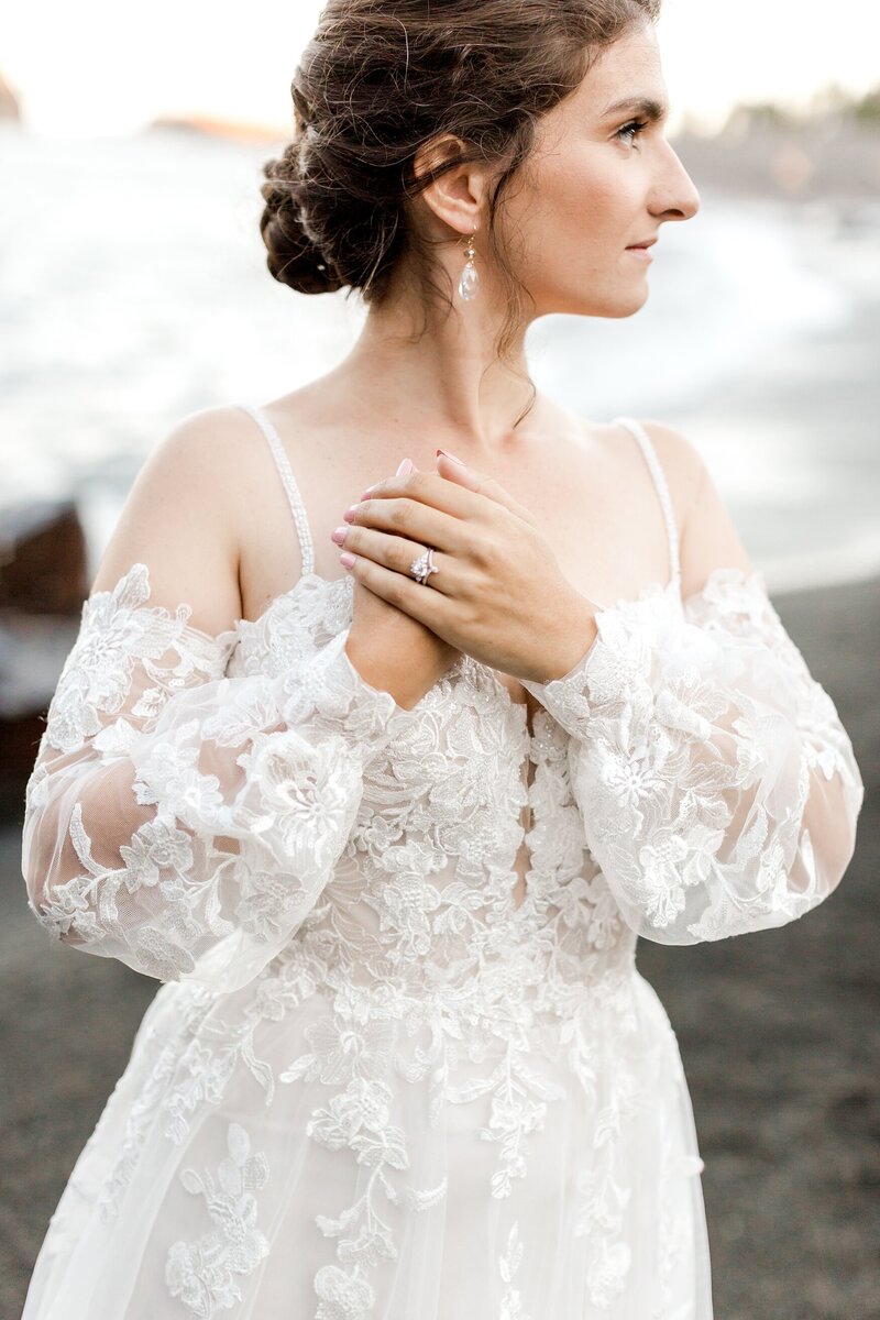 black-sand-beach-hawaii-alexandra-robyn-destination-elegant-elopement-photo-inspiration_0038