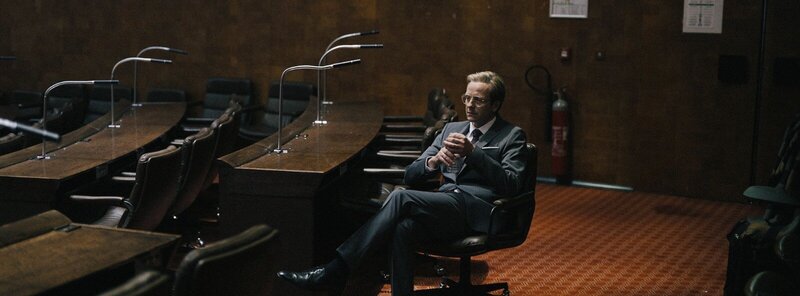 Film still showcasing a secretive, nighttime meeting from "Dangerous Truth – Das zweite Attentat."