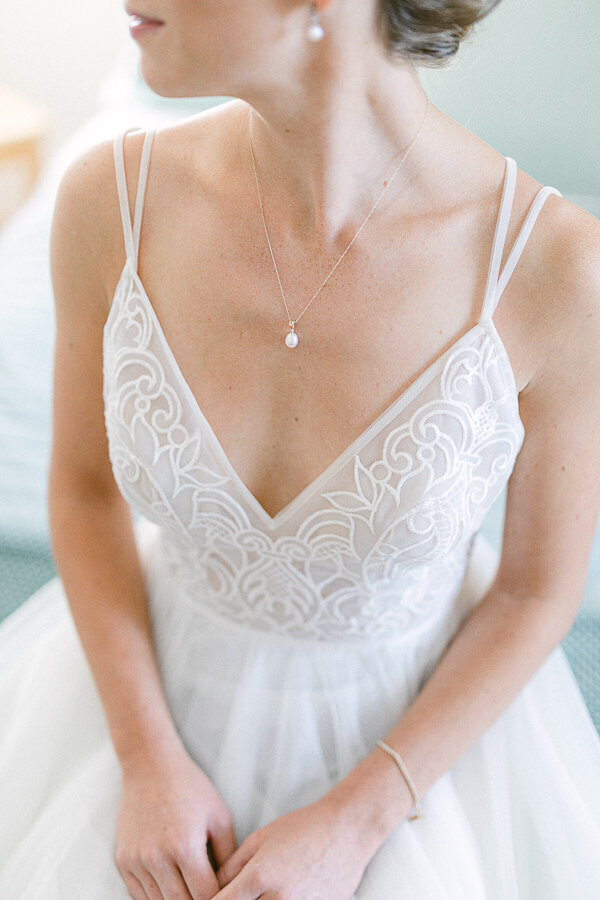 Portrait de la mariée vêtue de sa belle robe blanche de mariage. Elle est élégante.