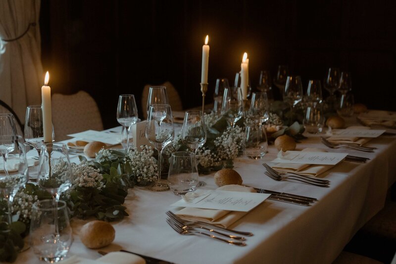 Trouwlocatie diner styling vastgelegd door trouwfotograaf Lauw Design & Photography