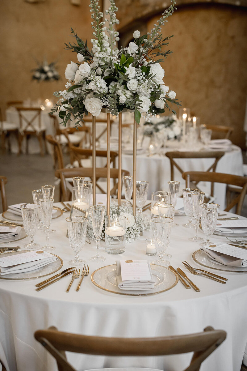 Central Coast Wedding Coordinator crafts a lovely tablescape.