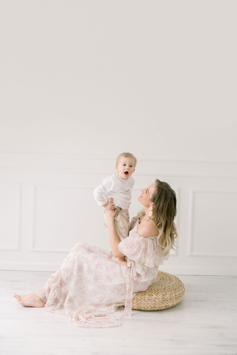 Bei dem Babyfotoshooting in Verl ist dieses zauberhafte Babyfoto von der Mama und ihrem erstaunt dreinblickendem Sohn entstanden.