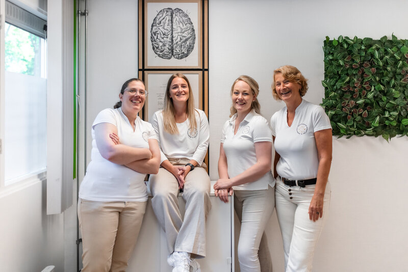 Team ergotherapeuten poseert samen in praktijkruimte
