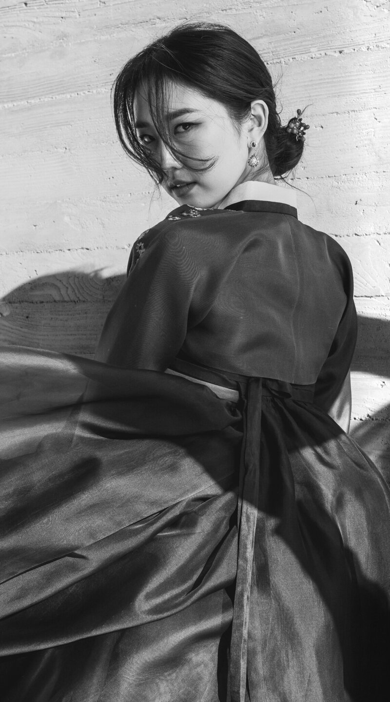 A timeless editorial portrait of a bride wearing Hanbok Lynn’s couture hanbok in Gangnam, Seoul. Captured by international luxury wedding photographer Michael Asmussen, this shoot blends Korean bridal tradition with modern couture—perfect for high-end pre-wedding inspiration, cultural wedding storytelling, and destination engagement photography. Explore Michael’s signature style across Palm Springs, Los Angeles, Tokyo, Las Vegas, and Seoul.