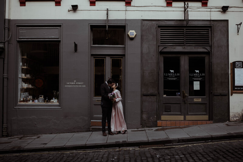 couple kissing in edinburgh