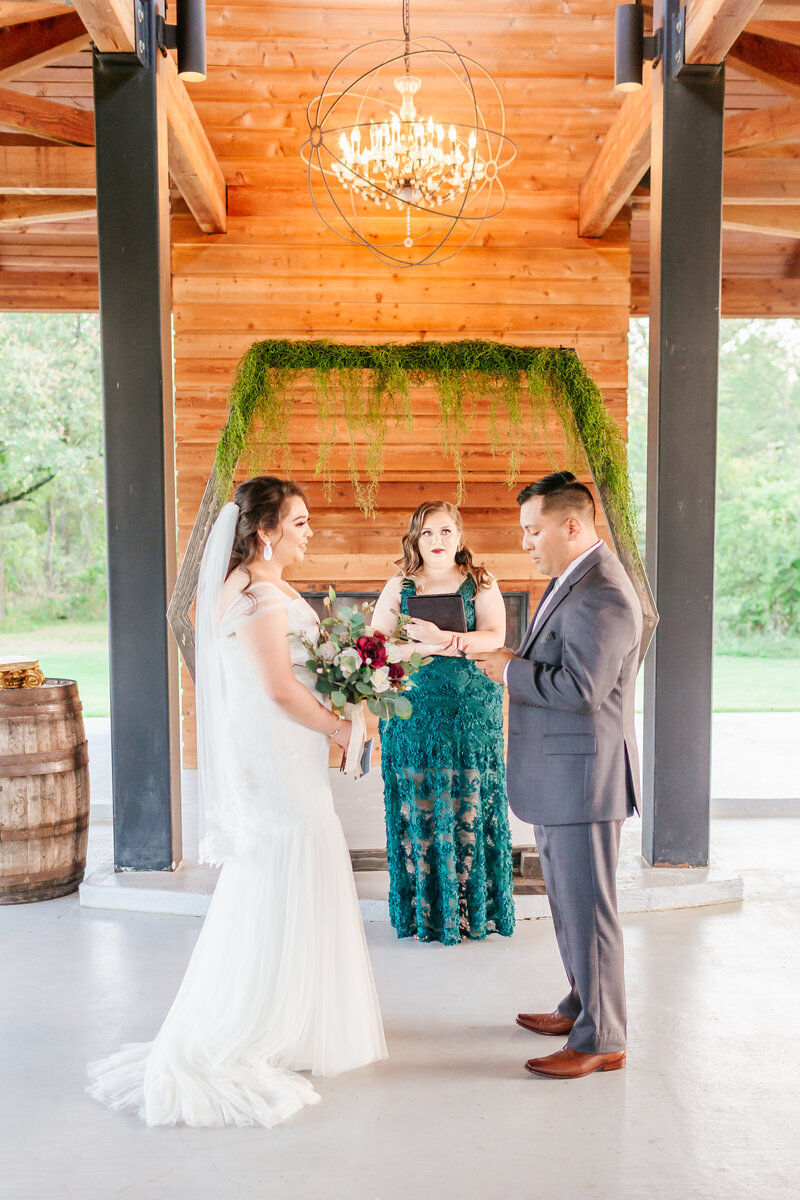 Stephanie&Chris_MorganCreekBarn-389